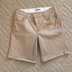 Plus Size Code Bleu Bermuda shorts. 14W